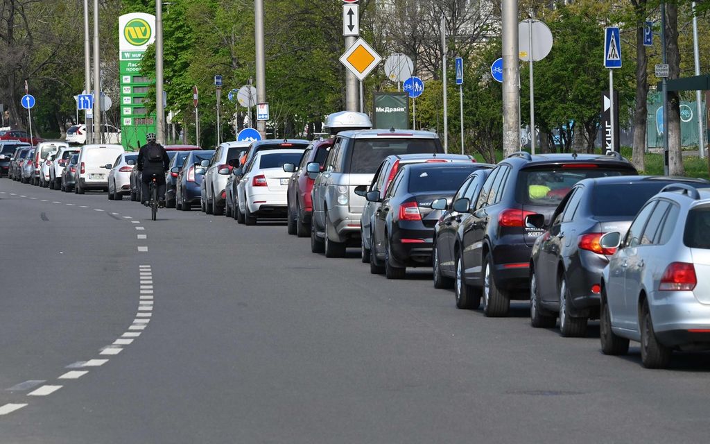 Mobil-mobil antre untuk mengisi bensin dan solar di salah satu stasiun bahan bakar minyak di Kyiv, Ukraina, 2 Mei 2022.