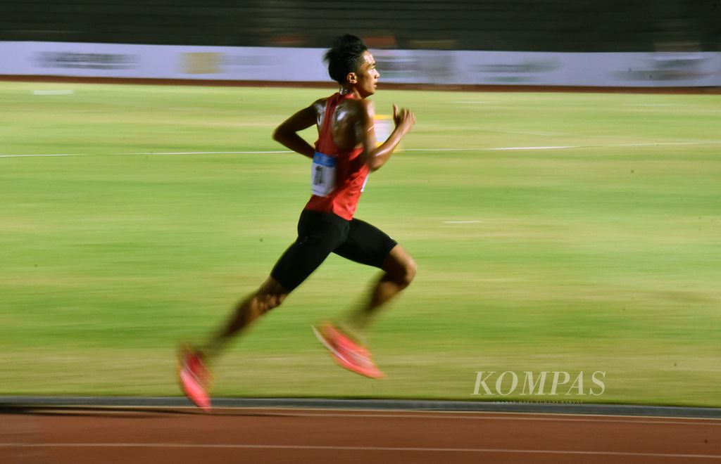 Pelari Bangka Belitung, Robi Syianturi, melesat memimpin perlombaan sejak start pada lomba lari 10.000 meter senior putra Kejuaraan Nasional Atletik 2023 di Stadion Sriwedari, Surakarta, Jawa Tengah, Sabtu (24/6/2023). Robi meraih emas dengan waktu 29 menit 59,47 detik.