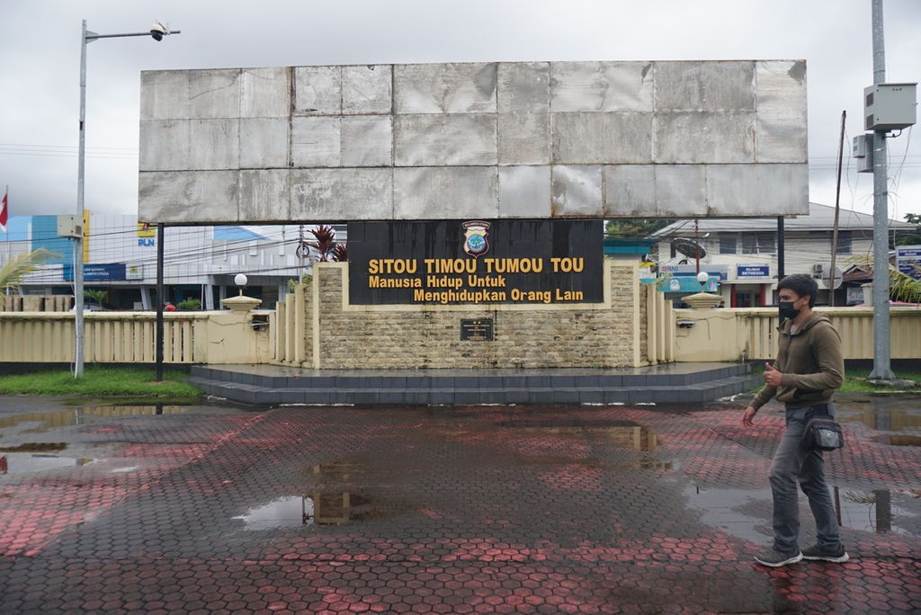 Pengunjung melintas di halaman Markas Polda Sulut, Manado, Sulut, pada Jumat (21/1/2022).