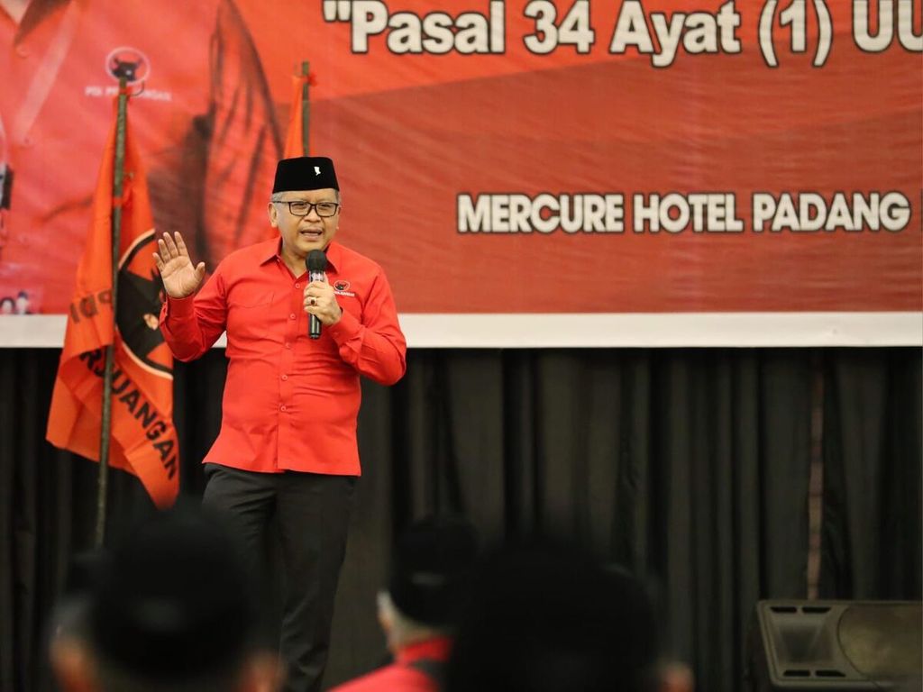 Sekretaris Jenderal PDI-P Hasto Kristiyanto memberikan pengarahan kepada kader PDI-P Sumatera Barat di Hotel Mercure Padang, Sumatera Barat, Selasa (4/7/2023).