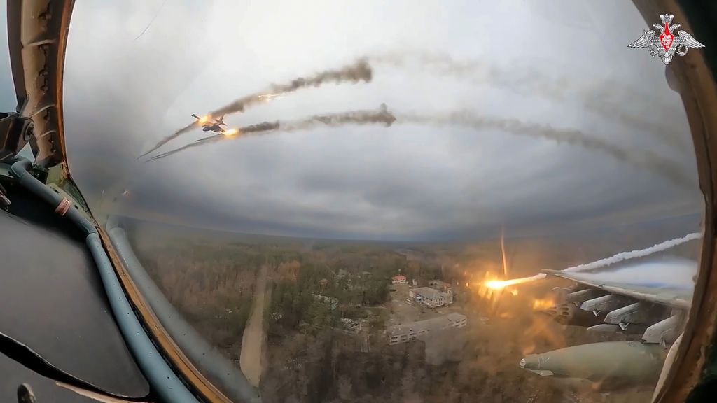 Foto yang diambil dari video yang dirilis Biro Pers Kementerian Pertahanan Ukraina pada 22 Januari 2024, pesawat tempur Su-25 terlihat dari kokpit pesawat lain saat menembakkan roket ke Ukraina.