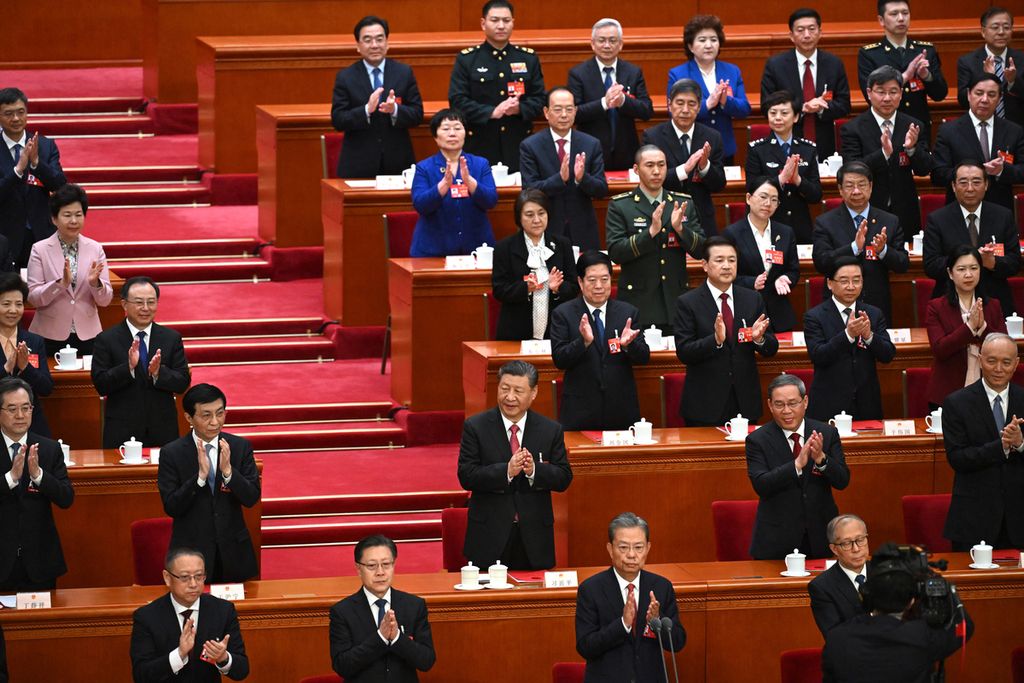 Presiden China Xi Jinping (tengah) bertepuk tangan di akhir sesi penutupan Kongres Rakyat Nasional (NPC) Ke-14 di Aula Besar Rakyat di Beijing, Senin (11/3/2024).