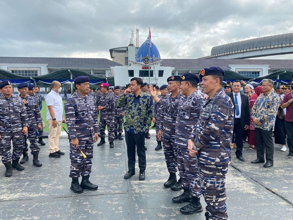 Komandan Pusat Hidro-Oseanografi TNI AL Laksamana Madya Nurhidayat bercakap-cakap dengan Pelaksana  Tugas Deputi Bidang Koordinasi Sumber Daya Maritim Kemenko Marves Mochammad Firman Hidaya, Selasa (23/3/2023), seusai melepas KRI Spica. 