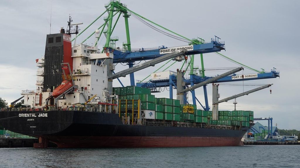 Aktivitas bongkar muat peti kemas di terminal peti kemas (TPK) Pelabuhan Sorong, Kota Sorong, Papua Barat Daya, Minggu (11/6/2023). TPK Sorong akan menjadi penghubung dengan beberapa pelabuhan lain di Jayapura, Nabire, Bintuni, Manokwari, dan Biak.