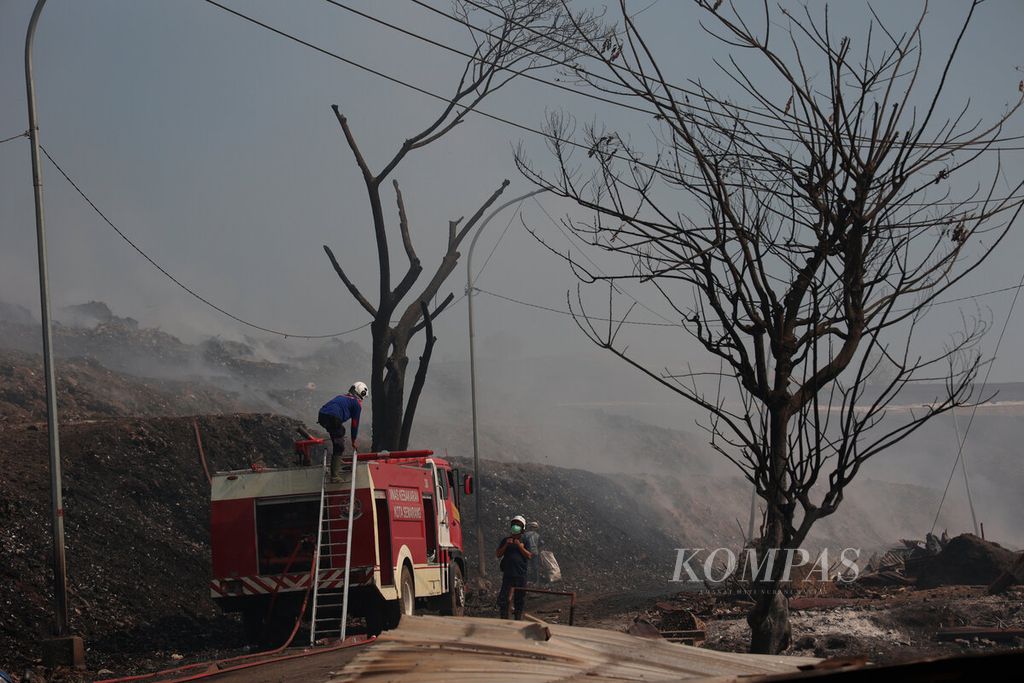 Truk pemadam yang disiagakan untuk mendinginkan dan mematikan sisa bara api di dalam tumpukan sampah di TPA Jatibarang, Kota Semarang, Jawa Tengah, Senin (9/10/2023). 