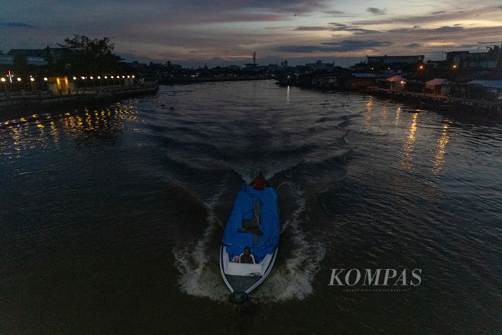 Perahu melintas di Sungai Martapura, Kota Banjarmasin, Kalimantan Selatan, Senin (29/8/2022). 