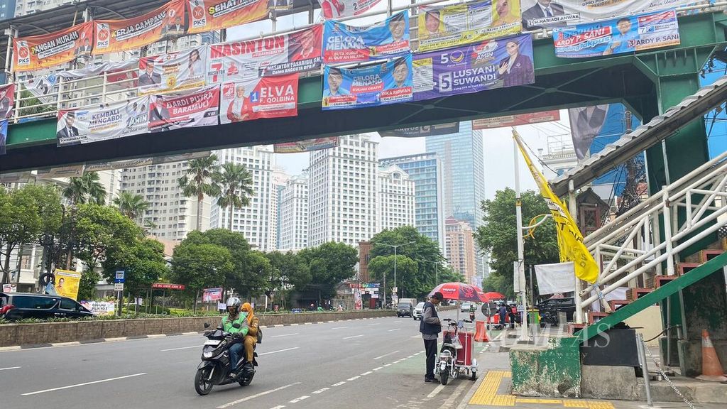 Beberapa alat peraga kampanye terpasang pada jembatan penyeberangan orang di Jalan KH Mas Mansyur, Jakarta Pusat, Selasa (2/1/2023).