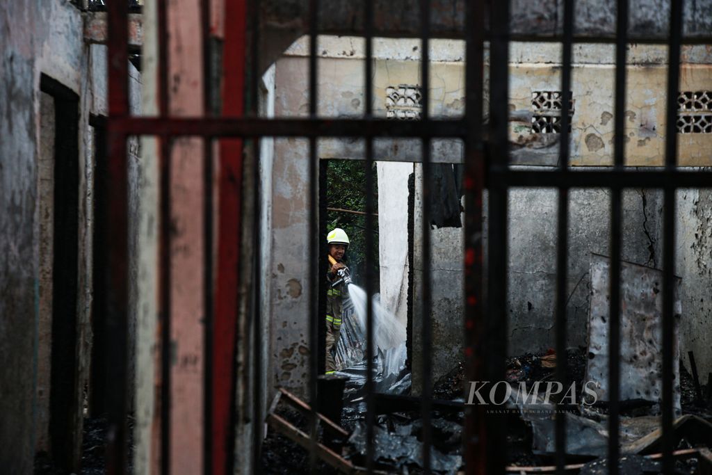 Petugas pemadam kebakaran melakukan pendinginan di lokasi kebakaran di kawasan Manggarai, Tebet, Jakarta Selatan, Sabtu (17/12/2022). Tidak ada korban jiwa dalam peristiwa tersebut.
