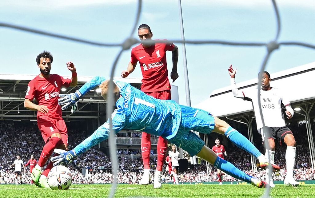 Penyerang Liverpool, Mohamed Salah (kiri), melepaskan tendangan ke gawang Fulham yang menjadi gol kedua dalam pertandingan Liga Inggris antara Fulham dan Liverpool di Stadion Craven Cottage, Fulham, Sabtu (6/8/2022). Pertandingan berakhir imbang, 2-2.