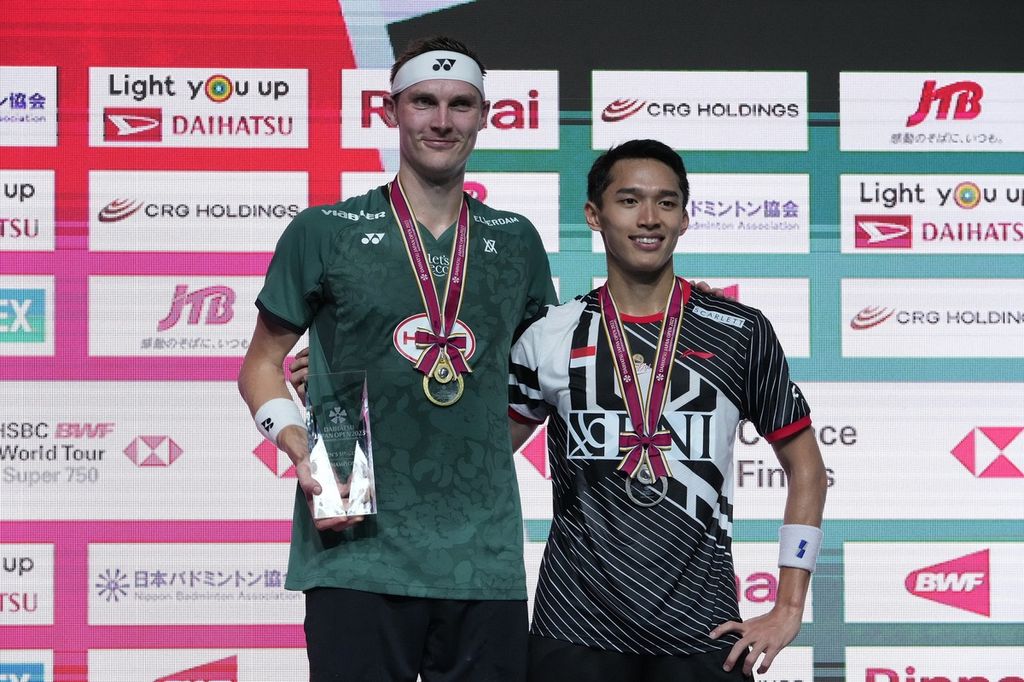 Pebulu tangkis Denmark, Viktor Axelsen (kiri), dan pemain Indonesia, Jonatan Christie, berfoto bersama seusai laga final Jepang Terbuka di Tokyo, Minggu (30/7/2023). Axelsen menjadi juara setelah menang 21-7, 21-18 atas Jonatan.