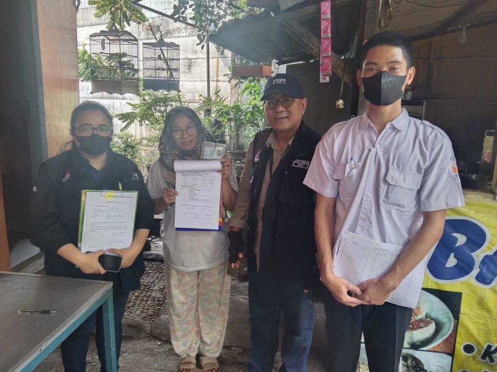 Anggota KPU Kota Surabaya Soeprayitno (kedua dari kanan) melaksanakan verifikasi faktual keanggotaan partai politik di Surabaya.