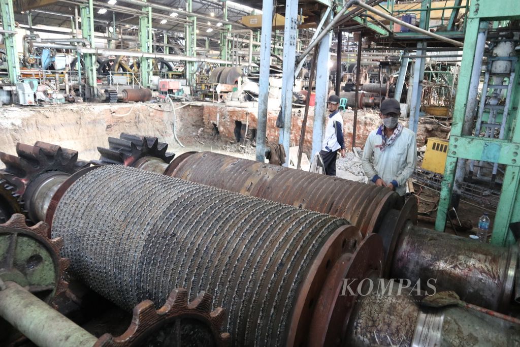 Pekerja memperbaiki bagian mesin giling di Pabrik Gula Tersana Baru, Kabupaten Cirebon, Jawa Barat, Jumat (14/2/2020).