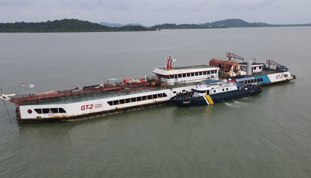 Kapal isap produksi timah GT 2 ditindak oleh Kapal Pengawas Kelautan dan Perikanan karena melakukan penambangan di luar wilayah yang diizinkan di perairan Pulau Kundur, Karimun, Kepulauan Riau, Selasa (19/12/2023).