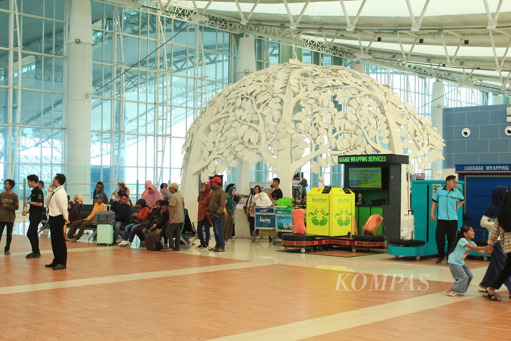 Calon penumpang mengantre untuk melaporkan kehadirannya atau &quot;check in&quot; di Terminal Keberangkatan Bandara Internasional Jawa Barat Kertajati di Kabupaten Majalengka, Jumat (26/4/2024).