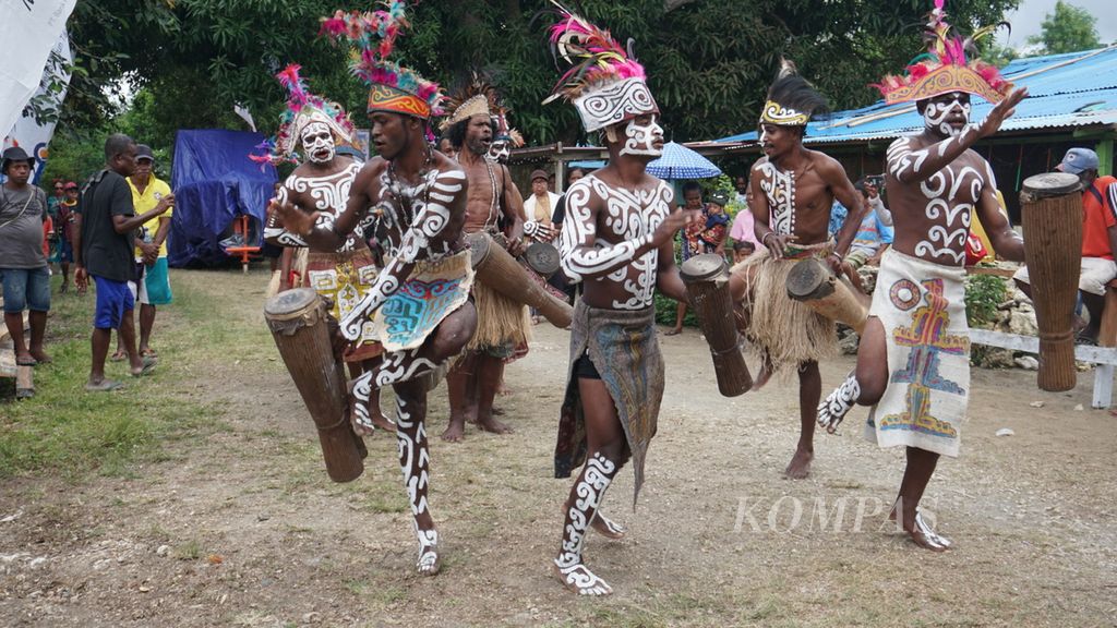 Sejumlah pemuda menari tarian Wor sebagai penanda dimulainya Festival Munara Beba Byak Karon di Kampung Werur, Distrik Bikar, Kabupaten Tambrauw, Papua Barat Daya, Rabu (22/3/2023). 