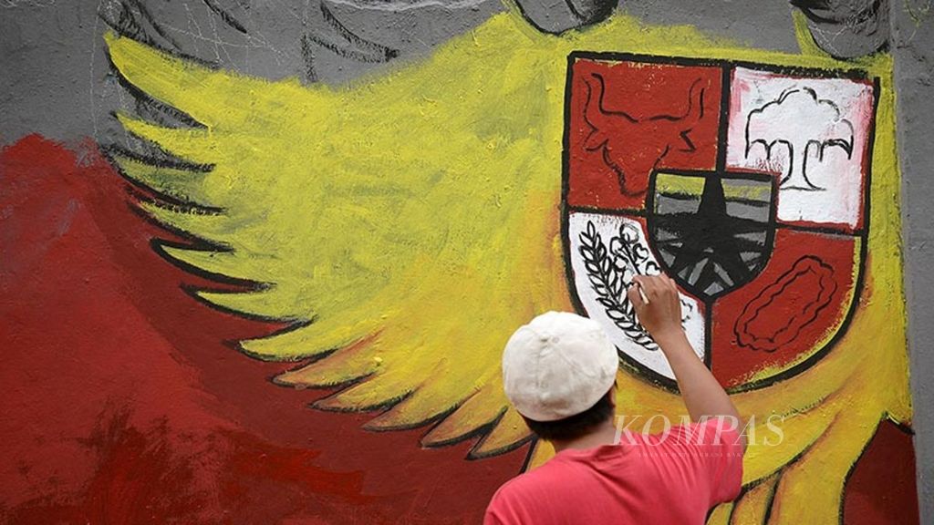 Sejumlah perupa membuat karya mural bertema Pancasila di tembok Stadion Kridosono, Yogyakarta, dalam acara Ngabuburit Mural Pancasila, Sabtu (17/6). Kegiatan itu sebagai wujud pemanfaatan media seni sebagai sarana menggelorakan semangat Pancasila.