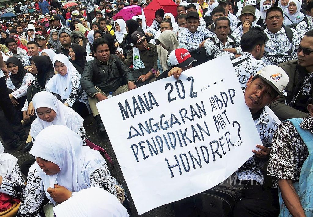 The honorary teachers throughout West Java held a demonstration in front of Gedung Sate, Bandung, West Java some time ago.