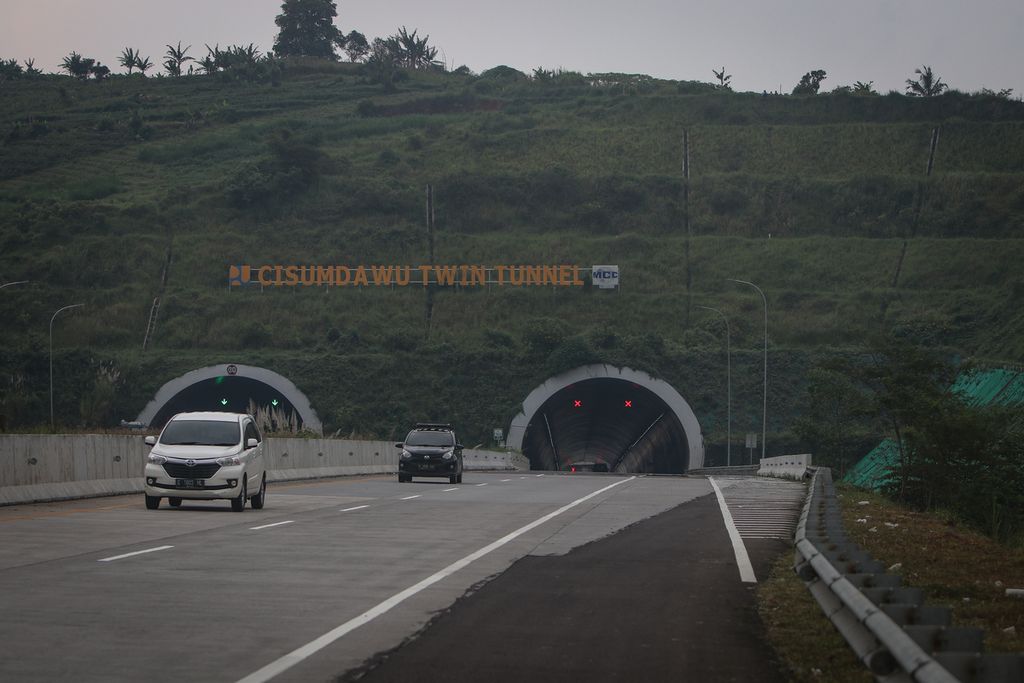 Dua mobil keluar dari terowongan kembar di Tol Cisumdawu, Sumedang, Jawa Barat, Sabtu (8/4/2023). 