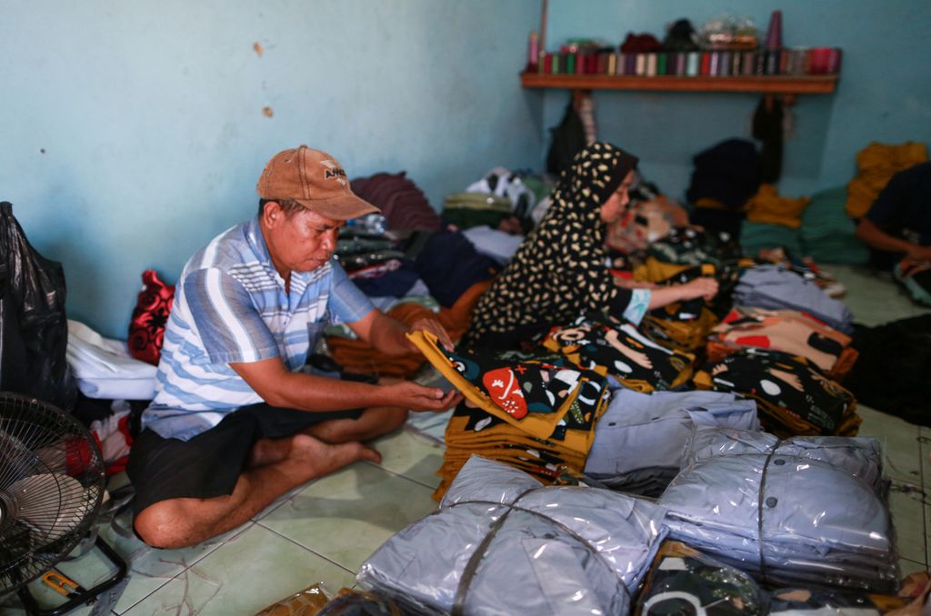 Pekerja mengemas pakaian tidur di usaha mikro, kecil, dan menengah (UMKM) konfeksi pakaian di kawasan Kreo, Kota Tangerang, Banten, Jumat (10/6/2022). Di pasaran, baju bekas impor yang umumnya bermerek dijual dengan harga miring sehingga membuat produsen tekstil dalam negeri, khususnya skala kecil dan menengah semakin terdesak.