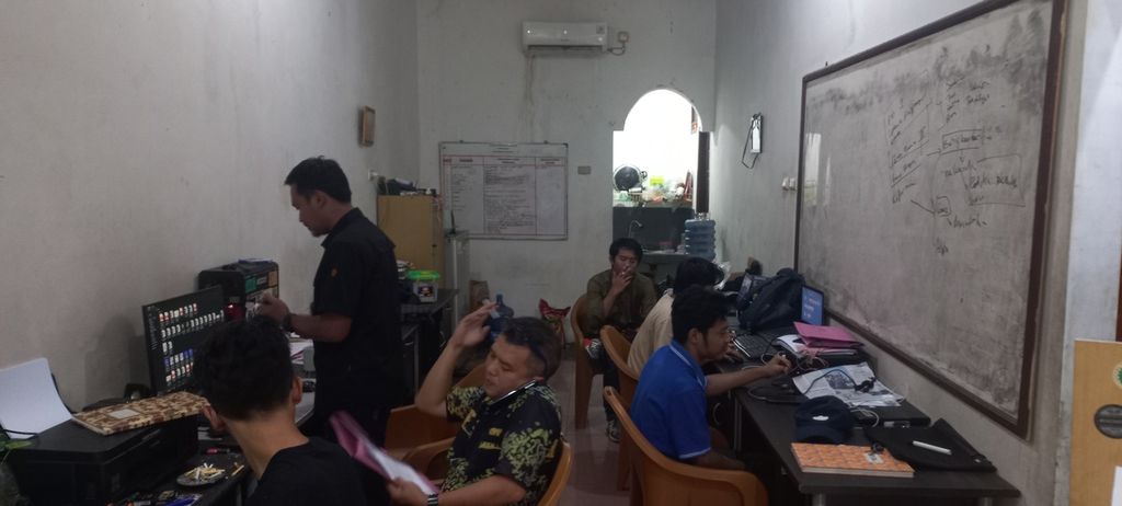 Suasana kantor LBH Bandar Lampung pada Jumat (26/7/2024). Para pengacara dan staf tangah melakukan pekerjaan masing-masing