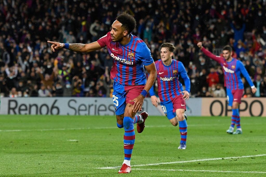 Pemain Barcelona, Pierre-Emerick Aubameyang (kiri), merayakan golnya ke gawang Osasuna pada laga Liga Spanyol di Stadion Camp Nou, Barcelona, Senin (14/3/2022). Pada laga itu, Barcelona menang dengan skor 4-0. 