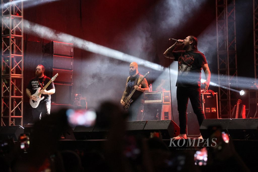 Grup Fit For An Autopsy tampil dalam konser festival Rock in Solo di Benteng Vastenburg, Surakarta, Jawa Tengah, Minggu (30/10/2022). Festival musik keras itu menampilkan 15 grup dari dalam dan luar negeri.