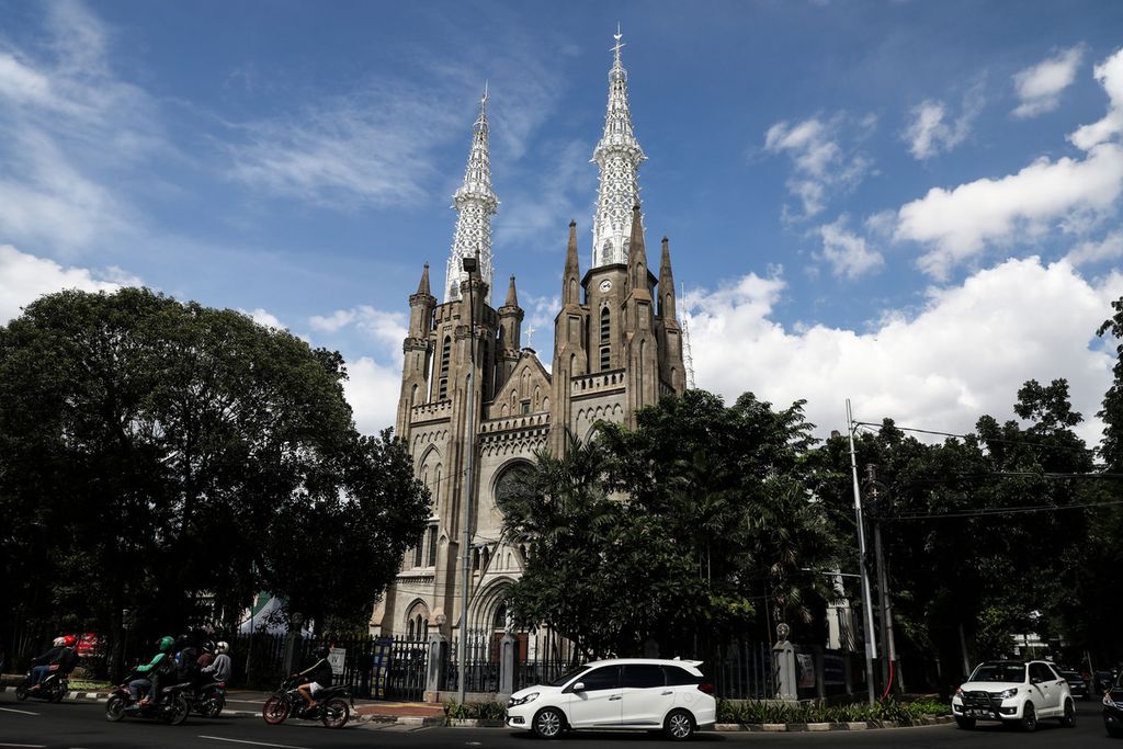 Katedral Jakarta atau Gereja Santa Maria Diangkat Ke Surga berdiri megah, Jumat (25/12/2020). Gedung gereja ini diresmikan pada 1901 dan dibangun dengan arsitektur neogotik dari Eropa.
