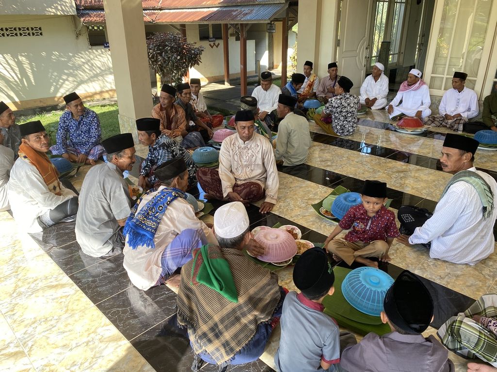 Warga duduk bersama di beranda masjid untuk <i>begibung</i> atau makan bersama usai Shalat Idul Fitri di Dusun Kwang Jukut, Desa Pringgarata, Lombok Tengah, Nusa Tenggara Barat, Senin (2/5/2022).