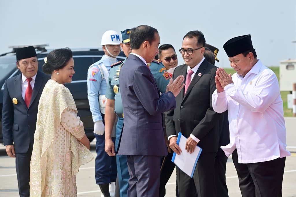 Menteri Perhubungan Budi Karya Sumadi (kedua dari kanan) dan Menteri Pertahanan Prabowo Subianto melepas keberangkatan Presiden Joko Widodo dan Nyonya Iriana ke India, Jumat (8/9/2023) siang.