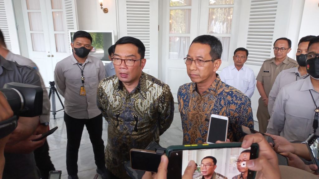 Gubernur Jawa Barat Ridwan Kamil berjumpa dengan Penjabat Gubernur DKI Jakarta Heru Budi Hartono, Selasa (20/12/2022), di Balai Kota DKI Jakarta. Keduanya melakukan pertemuan tertutup dan membahas banyak hal, mulai dari pengelolaan sampah, penanganan banjir, hingga air bersih.