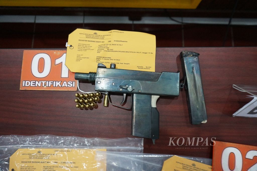 Sebuah senjata api semiotomatis jenis UZI, beberapa peluru, serta magasin dipajang dalam konferensi pers kasus penyelundupan senjata dari Filipina, Jumat (20/5/2022), di Markas Polda Sulawesi Utara, Manado. Kepolisian menangkap dua pelaku, yaitu OM (18) dan FM (22).