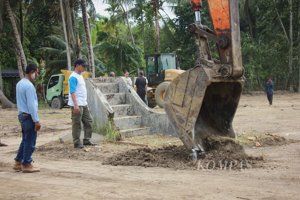 Negara mengakui telah terjadi 12 pelanggaran HAM berat di Indonesia masa lalu. Implementasi penyelesaian nonyudisial pelanggaran HAM berat dimulai dari Aceh, yakni di Rumoh Geudong, di Desa Bili, Kecamatan Glumpang Tiga, Kabupaten Pidie.