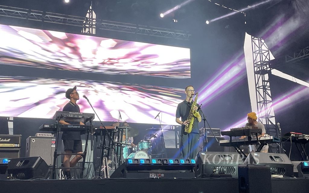 Grup Batavia Collective bersama peniup saksofon Kuba Skowronski tampil di panggung terbuka ajang Jakarta International BNI Java Jazz Festival 2023 pada hari kedua, Sabtu (2/6/2023). Grup ini memainkan musik jazz modern instrumentalia yang pepat dengan bebunyian <i>synthesizer</i>.