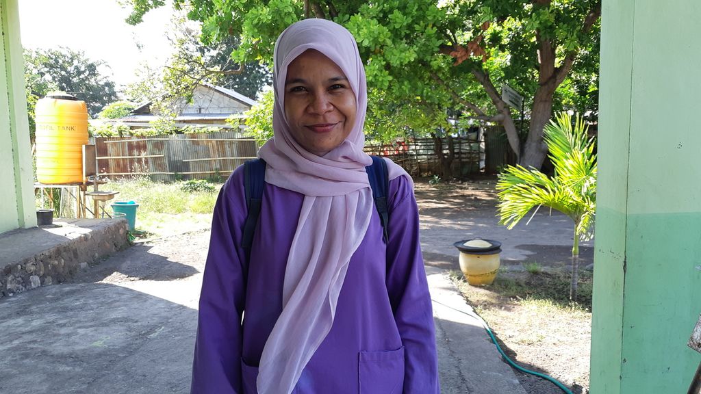 Nur Kartika, dokter gigi di Maumere, Kabupaten Sikka, Nusa Temggara Timur. Nur aktif dalam kegiatan sosial dengan fokus pada isu pendidikan. 