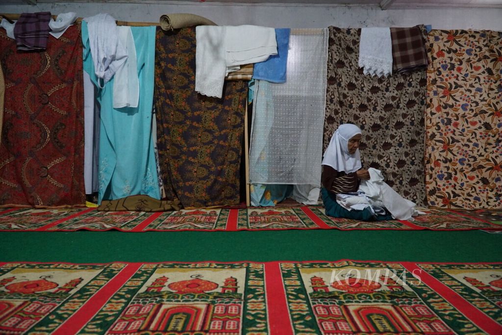 Jemaah Tarekat Naqsabandiyah yang bersuluk di Surau Baitul Makmur, Padang, Sumatera Barat, merapikan pakaian shalat, Selasa (14/5/2019) sore. Selama 40 hari, termasuk Ramadhan, jemaah yang bersuluk tinggal di bilik-bilik kecil di surau dan fokus beribadah dan mengikuti tasawuf.