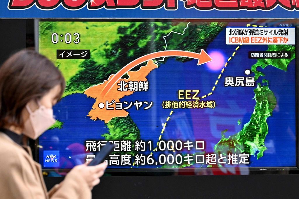 Tayangan televisi di Tokyo, Jepang, ini memperlihatkan grafis pergerakan peluncuran rudal balistik Korea Utara, Senin (18/12/2023). 