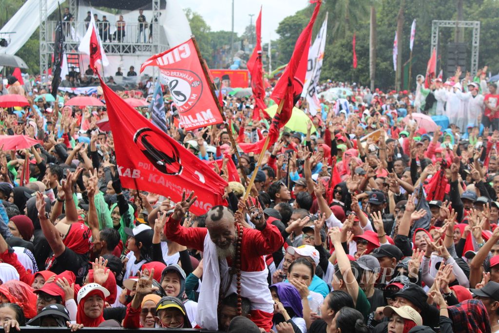 Ribuan pendukung pasangan capres-cawapres Ganjar Pranowo-Mahfud MD merayakan kampanye terbuka pertama di Lapangan Tegalega, Kota Bandung, Jawa Barat, Minggu (21/1/2024).