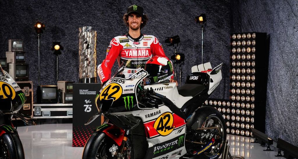 Tim Monster Energy Yamaha menggunakan <i>livery</i> klasik yang dipakai oleh Jarno Saarinen dan Giacomo Agostini pada era 1970-an dalam balapan MotoGP seri Inggris di Sirkuit Silverstone yang menjadi perayaan ulang tahun ke-75 MotoGP, 2-4 Agustus 2024. Pebalap Alex Rins mempresentasikan tampilan baru itu di Silverstone pada Kamis (1/8/2024).