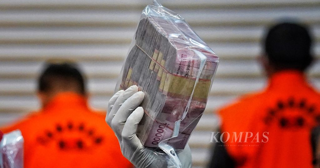 Salah satu bungkusan plastik berisi uang suap yang menjadi barang bukti penahanan Bupati Labuhan Batu Erik Adtrada Ritonga dalam operasi tangkap tangan, di Gedung Komisi Pemberantasan Korupsi, Jakarta, Jumat (12/1/2024).