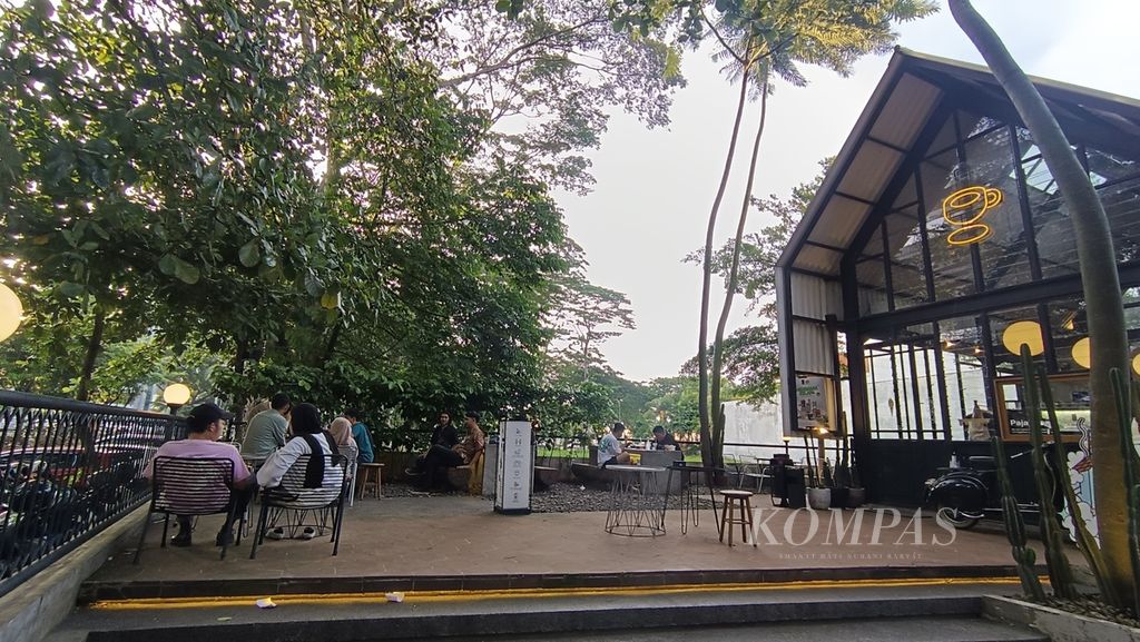 Pengunjung yang rata-rata anak muda memadati sebuah kedai kopi saat sore hari di Alam Sutera, Tangerang Selatan, Banten, Senin (22/1/2024). 