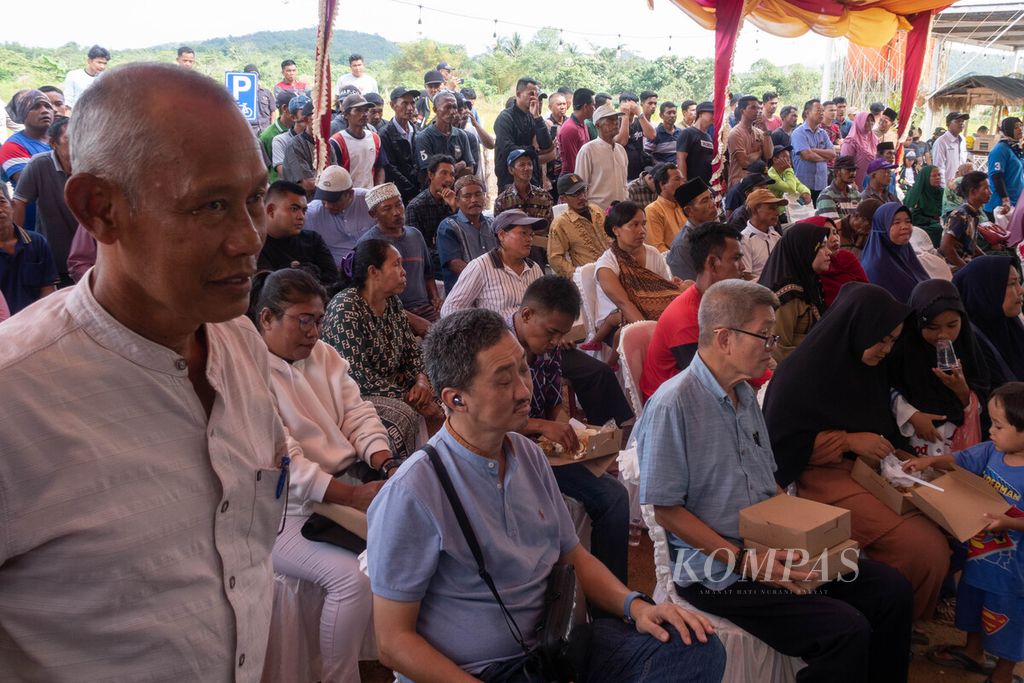 Warga menghadiri sosialisasi Rempang Eco City di Pulau Rempang, Kota Batam, Kepulauan Riau, Jumat (21/7/2023).