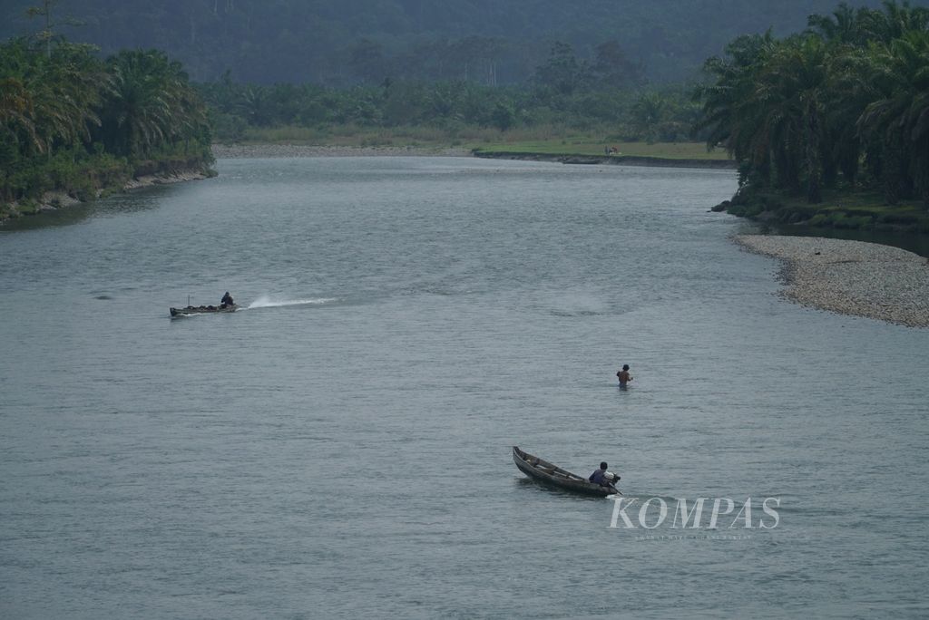 Lalu lintas perahu ketek di Sungai Muar, Desa Serami Baru, Kecamatan Malin Deman, Kabupaten Mukomuko, Bengkulu, Sabtu (3/6/2023). Perahu motor ini merupakan sarana penyeberangan pegawai perusahaan sawit atau pengangkutan hasil panen sawit masyarakat.