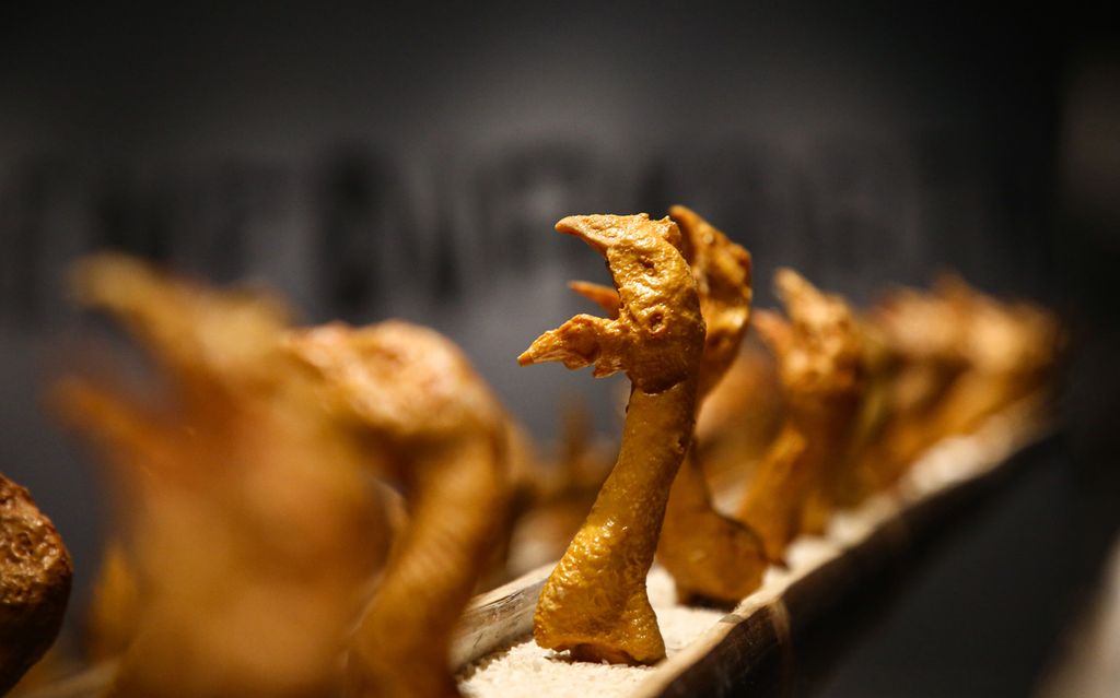 Patung-patung berbentuk kepala ayam menjadi objek utama dari karya seniman S Teddy D yang berjudul "Paduan Suara yang Tidak Bisa Berkata Tidak" dalam pameran bertajuk <i>Para Sekutu yang Tidak Bisa Berkata Tidak </i>di Galeri Nasional, Jakarta, Minggu (30/1/2022).
