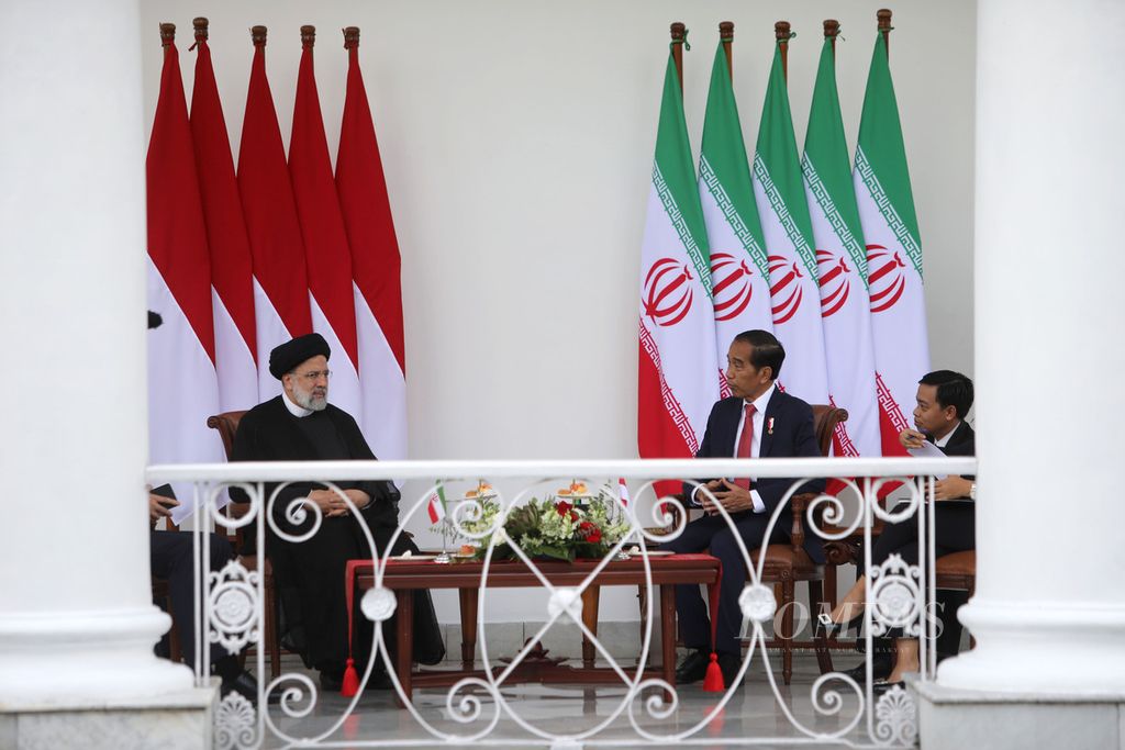 Presiden Joko Widodo berbincang dengan Presiden Iran Seyyed Ebrahim Raisi (kiri) di beranda belakang Istana Kepresidenan, Bogor, Jawa Barat, Selasa (23/5/2023).