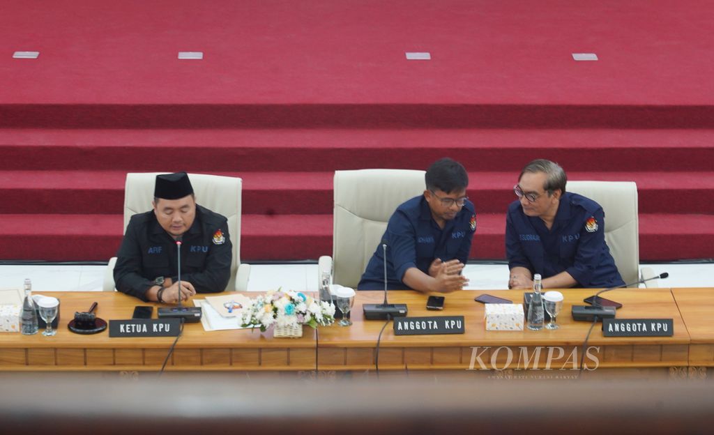 Anggota Komisi Pemilihan Umum, Idham Kholik (tengah) dan Yulianto Sudrajat, berbincang saat Ketua KPU Mochammad Afifuddin menyampaikan pernyataan penutup Rapat Pleno Terbuka Penetapan Perolehan Kursi dan Calon Terpilih Anggota Dewan Perwakilan Rakyat dan Dewan Perwakilan Daerah Pemilu 2024 di Ruang Sidang KPU, Jakarta, Rabu (31/7/2024).