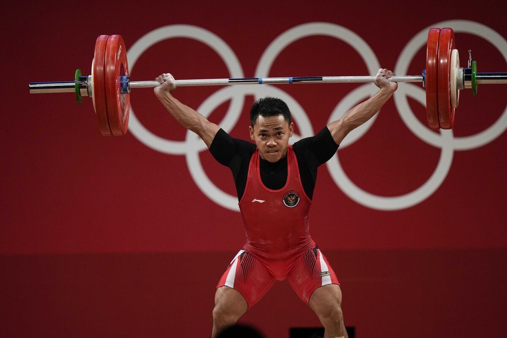 Eko Yuli Irawan dari Indonesia berlaga di cabang olahraga angkat besi 61 kg putra pada Olimpiade Musim Panas 2020, Minggu, 25 Juli 2021, di Tokyo, Jepang.