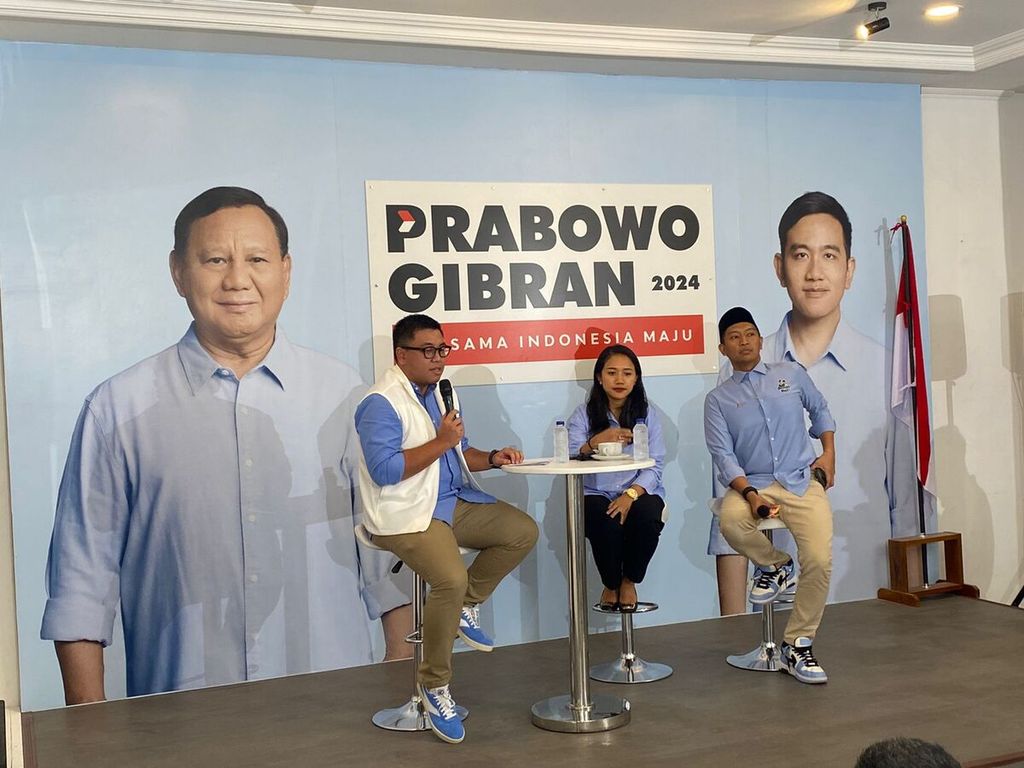 Koordinator Media Digital TKN Prabowo-Gibran, Noudhy Valdryno; anggota DPR Puteri Komarudin; dan Komandan Tim Fanta TKN Prabowo-Gibran, Arief Rosyid (kiri ke kanan) menjadi pembicara dalam peluncuran aplikasi foto berbasis AI, Fotober2.ai. Peluncuran aplikasi dilakukan di Jakarta, Selasa (2/1/2024)