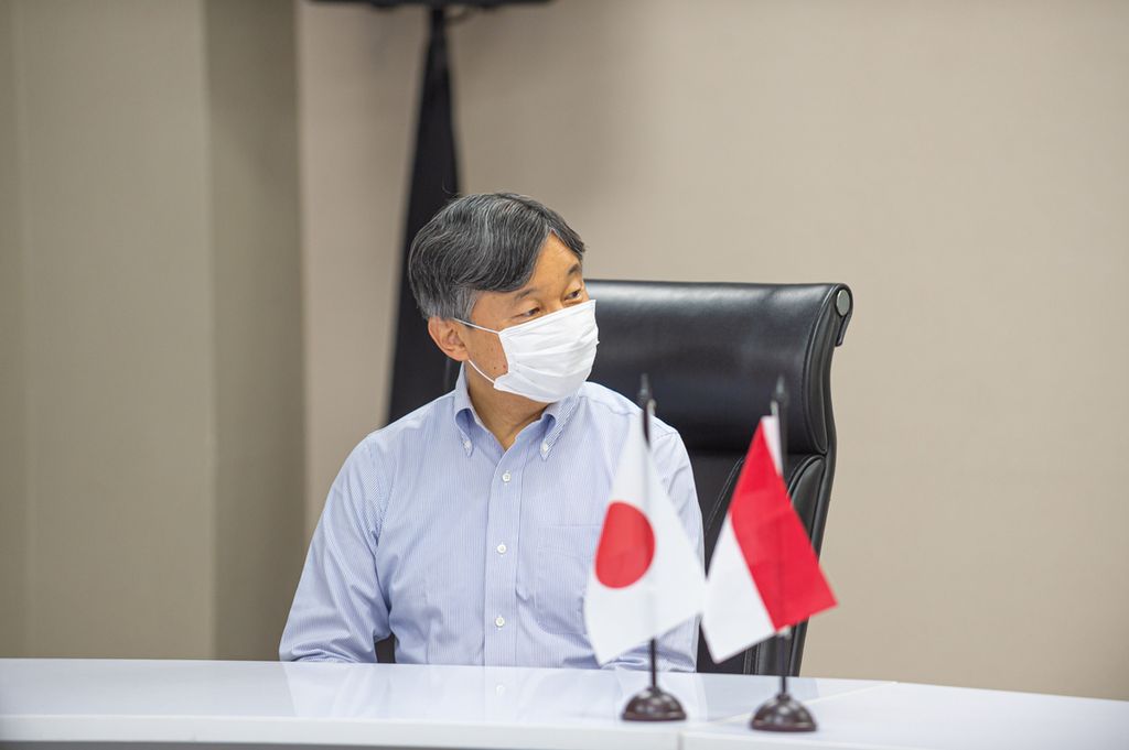 Yang Mulia Kaisar Jepang Hironomiya Naruhito saat berkunjung ke Depo MRT Jakarta, Minggu (18/6/2023).