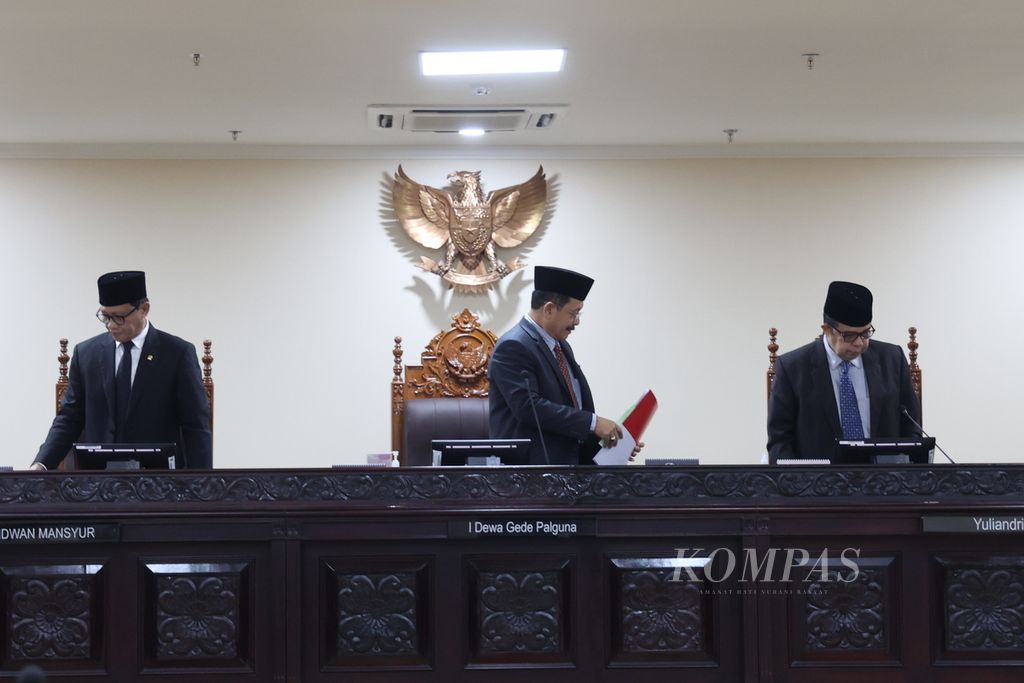 Ketua Majelis Kehormatan Mahkamah Konstitusi I Dewa Gede Palguna (tengah), didampingi anggota Ridwan Mansyur (kiri) dan Yuliandri, usai membacakan putusan dugaan pelanggaran etik oleh hakim konstitusi Guntur Hamzah, dalam sidang etik di Mahkamah Konstitusi, Jakarta, Kamis (25/5/2024). 