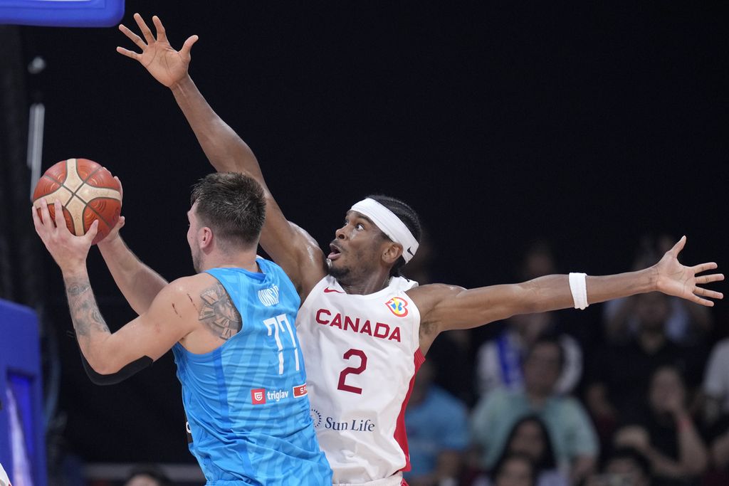 Pemain Kanada, Shai Gilgeous-Alexander (kanan), berupaya mencegah bintang Kanada, Luka Doncic, memasukkan bola pada laga perempat final Piala Dunia FIBA 2023 di Manila, Filipina, Rabu (6/9/2023) malam. Kanada menang, 100-89.